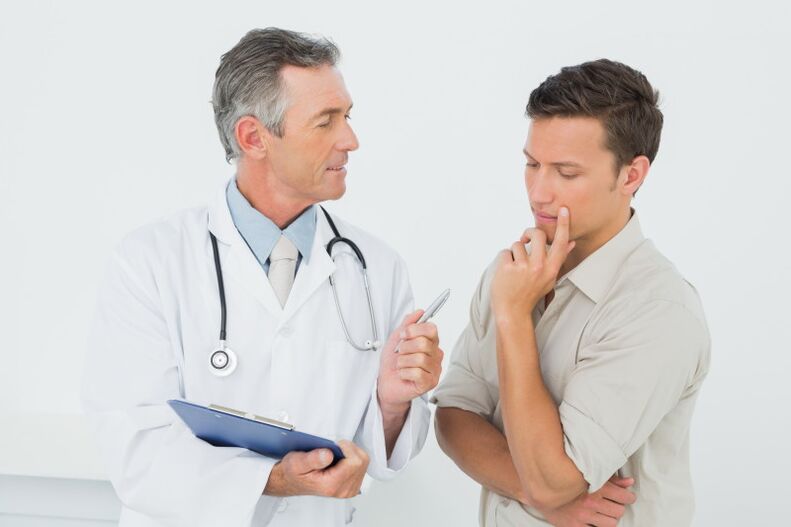 O médico prescribe o tratamento para a prostatite