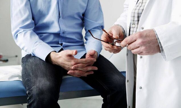 Un home nun médico con síntomas de prostatite