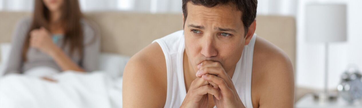 Un home sofre de prostatite