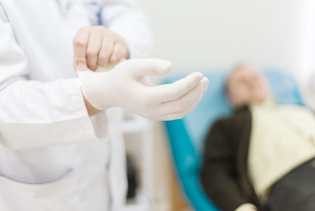 Se aparecen síntomas de prostatite, cómpre consultar un urólogo ou andrólogo
